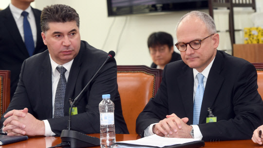 면담 준비하는 배리 앵글 GM 총괄 부사장  배리 앵글 GM 총괄 부사장 겸 해외사업부문 사장이 20일 오전 국회를 방문 한국GM 대책 TF 위원장등 의원들과 면담을 하기위해 자리하고 있다. 왼쪽은 카허 카젬 한국GM 사장. 2018.2.20